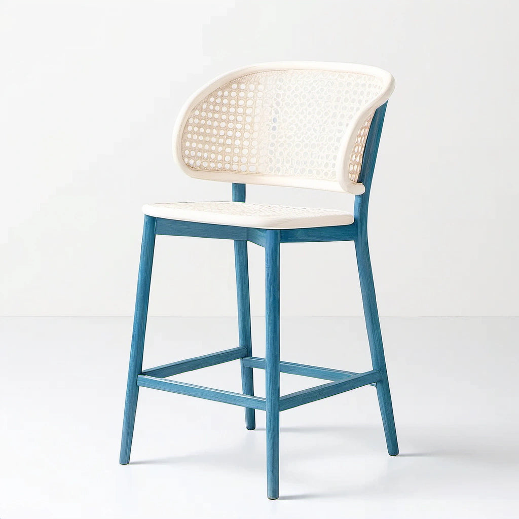 Barhocker mit blauem Holzgestell und Kunststoffrattan-Rückenlehne